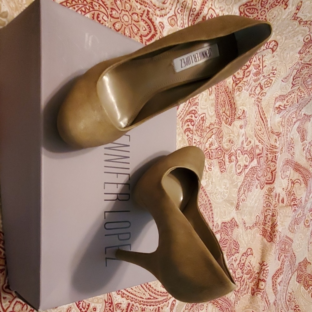 Jennifer Lopez gold shoes.